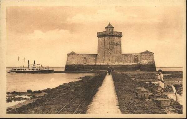 Ile d Oleron Fort du Chapus a mer basse Vapeurs