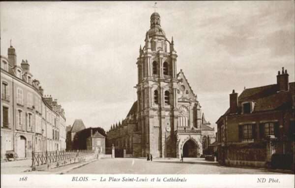 Blois 41 La Place Saint-Louis La Cathedrale