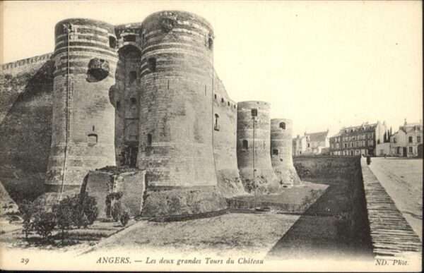 Angers Les deux grandes Tours du Chateau