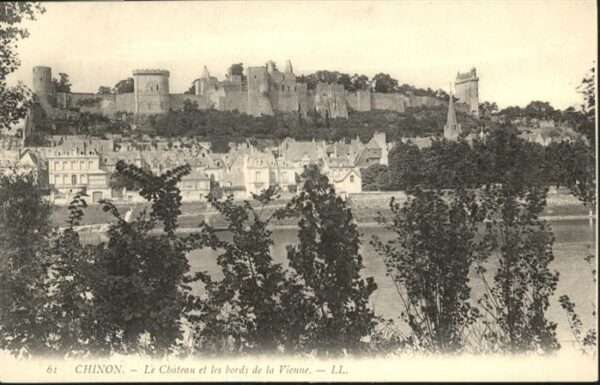 Chinon Le Chateau les bords de la Vienne
