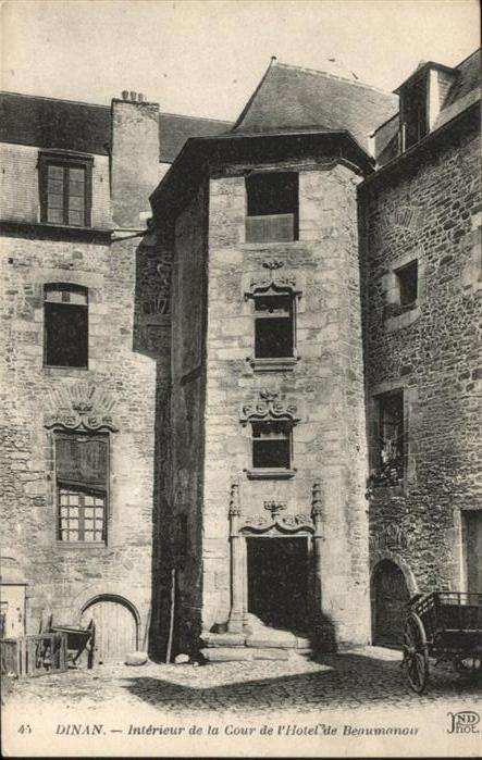 Dinan 22 La Cour de l_Hotel de Beaumanoir