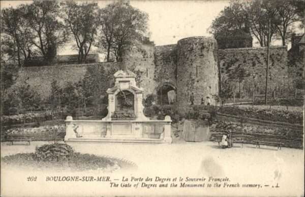 Boulogne-sur-Mer La Porte des Degres et le Souvenir Fran