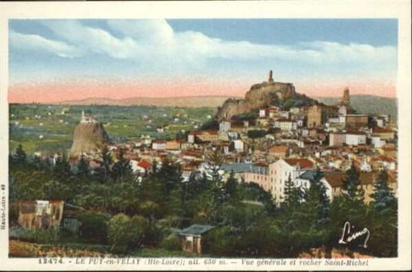 Le Puy-en-Velay Vue generale et rocher Saint-Michel