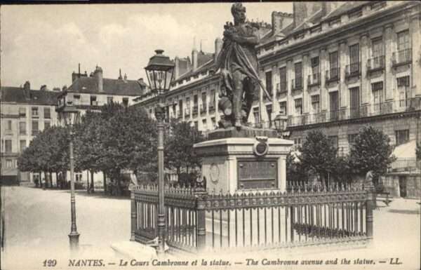 Nantes Loire Atlantique Le Cours Cambronne et la statue