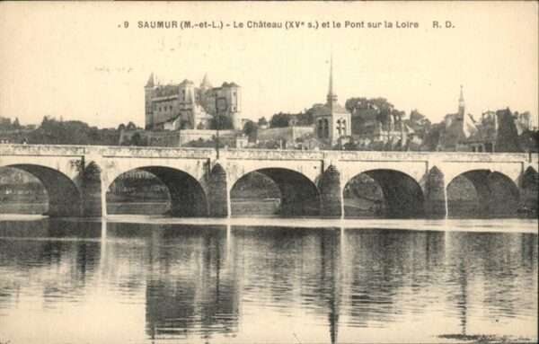 Saumur Le Chateau Le  Pont sur la Loire