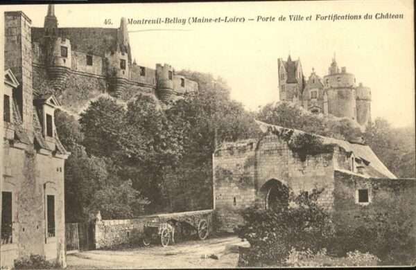 Montreuil-Bellay Porte de Ville et Fortifications du Cha