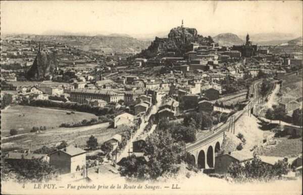 Le Puy-en-Velay vue generale prise de la Route de Sauge