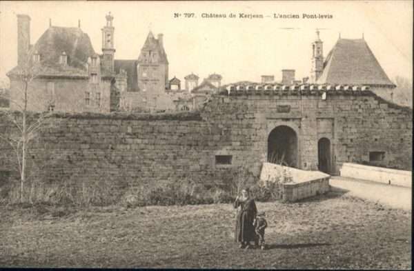 Saint-Vougay Chateau de Kerjean Pont Levis