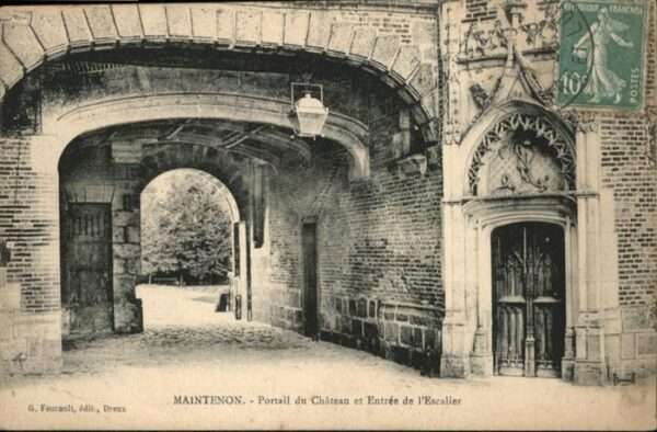 Maintenon Portail du Chateau Entree de l'Escalier