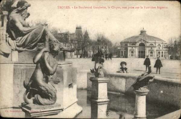 Troyes Boulevard Gambetta le Cirque Fontaine A
