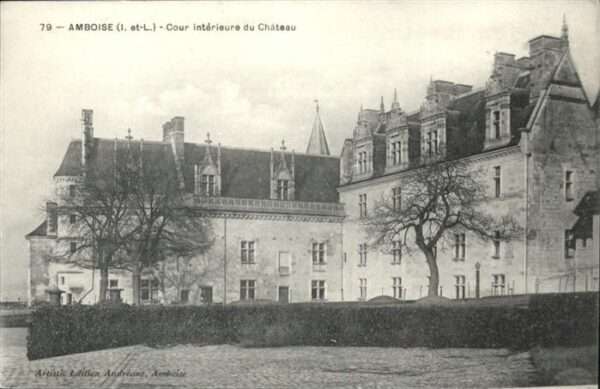 Amboise Cour interieure du Chateau