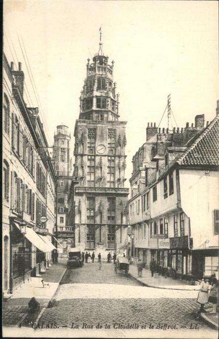 Calais la Rue de la Citadelle le Beffroi