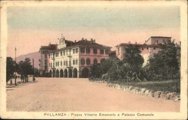 Pallanza Piazza Vittorio Emanuele e Palazzo Comu