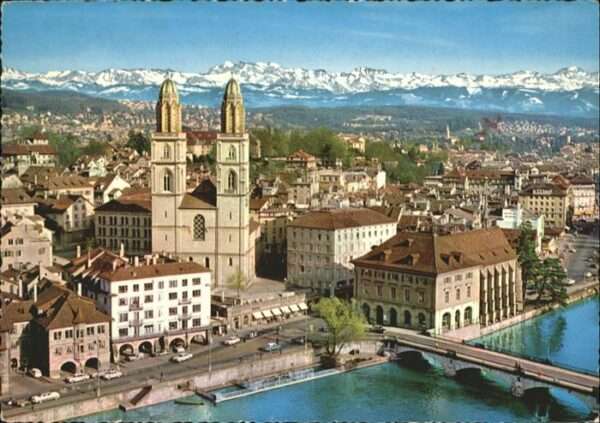 Zuerich Limmatquai Grossmünster Wasser Kirche