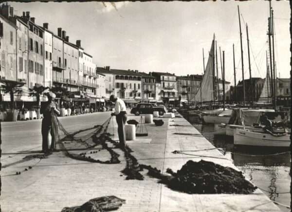 Saint-Tropez Var Port
Pecheurs remaillant les filets