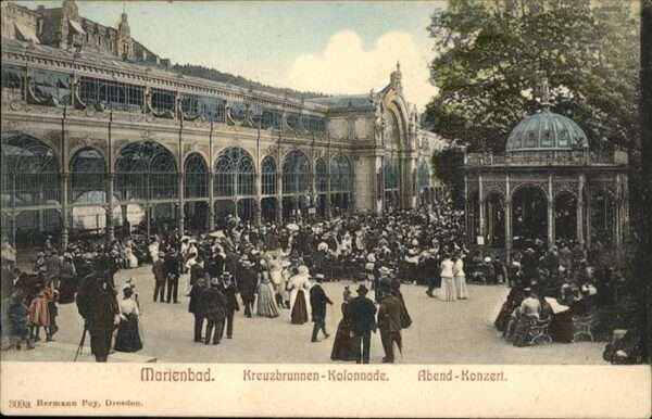 Marienbad Tschechien Boehmen Kreuzbrunnen Kolonade Abend Konzert