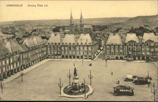 Charleville-Mezieres 08 Charleville Herzog Platz