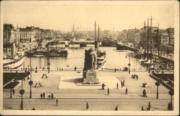 Le Havre Bassin Commerce Monument Morts