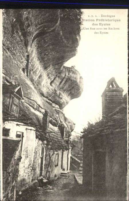 Les Eyzies-de-Tayac-Sireuil Une Rue sous les Rochers