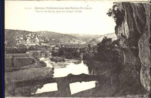 Les Eyzies-de-Tayac-Sireuil Vue les Eyzies prise des Gorges Enfer