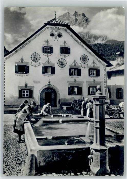 Scuol Wäscherinnen Dorfbrunnen