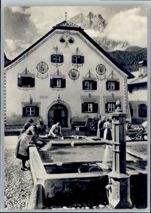 Scuol Wäscherinnen Dorfbrunnen
