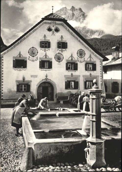 Scuol Wäscherinnen Dorfbrunnen