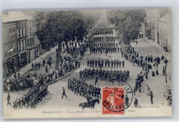 Charleville-Mezieres 08 Charleville Cours Orleans Parade Soldat