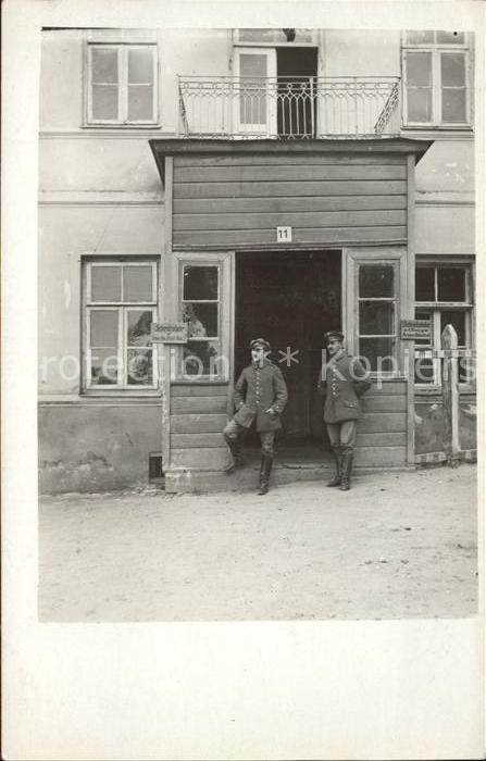 Polen Soldaten am Hauseingang
