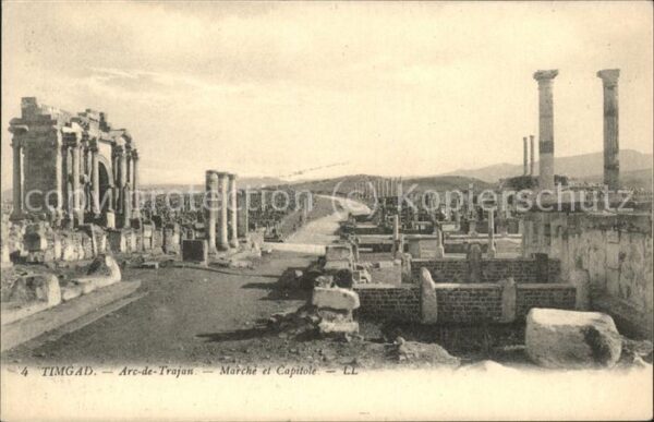 Timgad Ruines Romaines Arc de Trajan Marche et