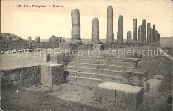 Timgad Ruines Romaines Propylees du Theatre