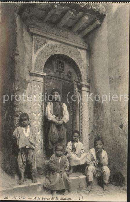 Alger Algerien Enfants a la Porte de la Maison Scenes