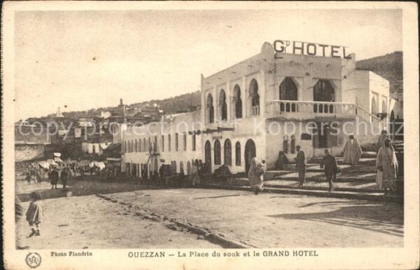 Ouezzan La Place du souk et le Grand Hotel
