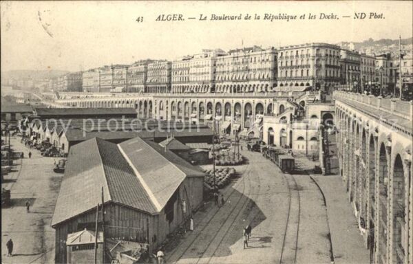 Alger Algerien Le Boulevard de la Republique et les Do