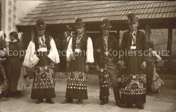 Ungarn Mezökövesder Bauernburschen in Festtrac