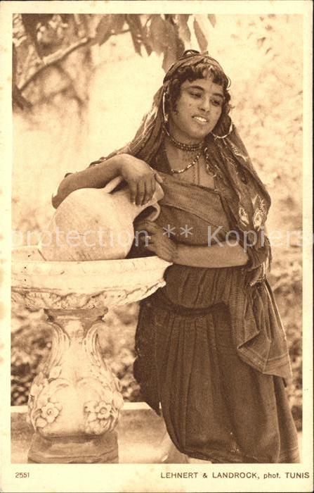 Araber Arabien Volksleben Typen Femme arabe a la fontaine