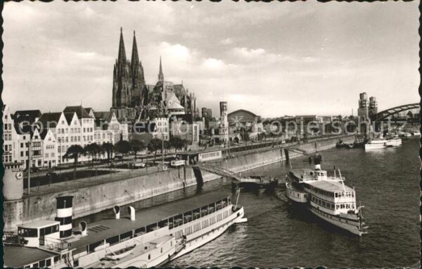 Dampfer Seitenrad Köln am Rhein Rheinufer