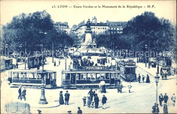 Strassenbahn Lyon Cours Verdun Monument de la Republ