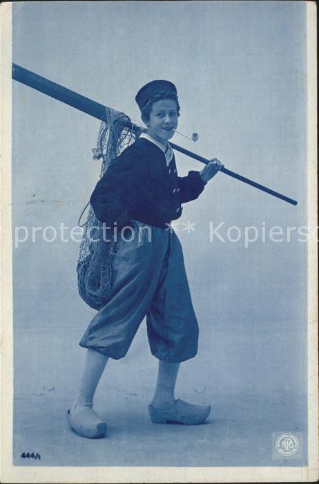 Foto AN Paris (Noyer) Nr. 444/1 Kind Tracht Holland Pfeife Fische