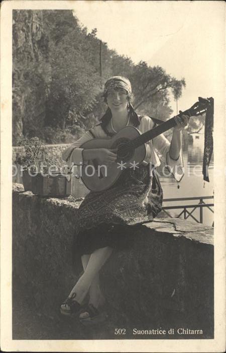 Gitarre Frau Tracht Tessin Ticino Suonatrice di