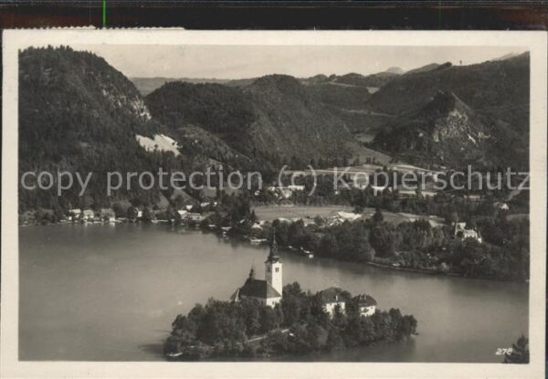 Slowenien Fliegeraufnahme Insel Kirche See