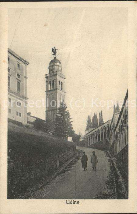Udine Strasse mit Kirchturm