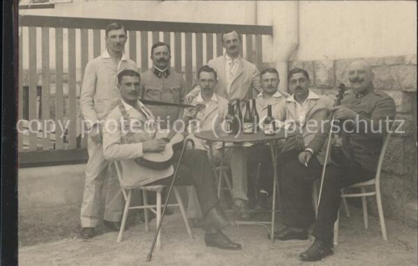 Gitarre Geige Wein Gruppenbild Soldaten