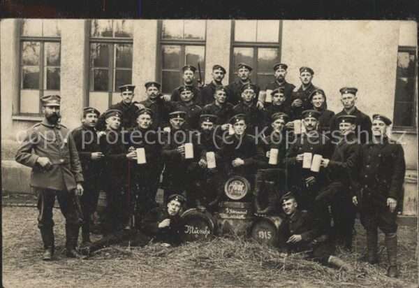 Soldatengruppenfoto Bier Fässer München