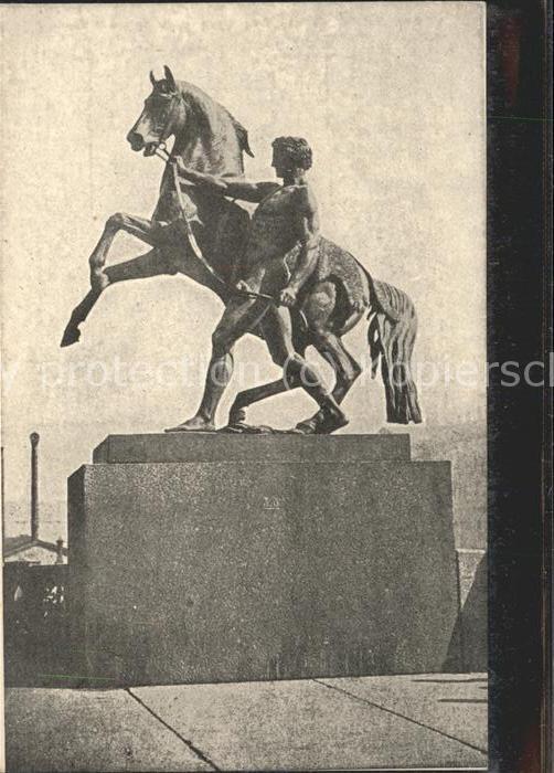 Leningrad St Petersburg statue du pont Anitshkoff