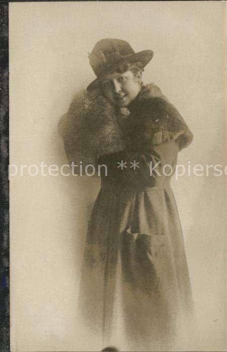 Theater Frau Pelzmantel Variete
