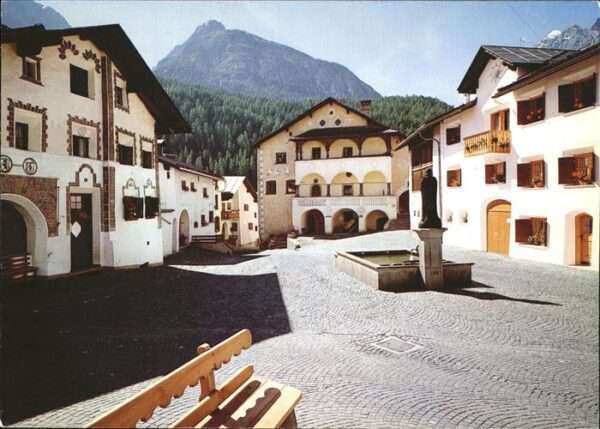 Scuol Dorfplatz Museum Brunnen