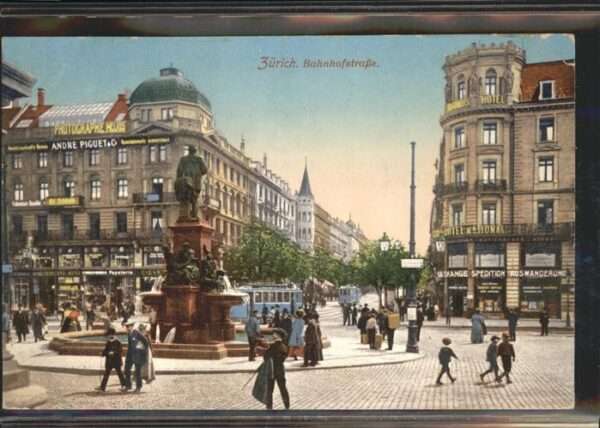 Zuerich Bahnhofstrasse Brunnen Strassenbahn