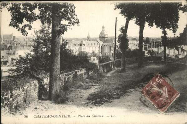 Chateau-Gontier Place Chateau