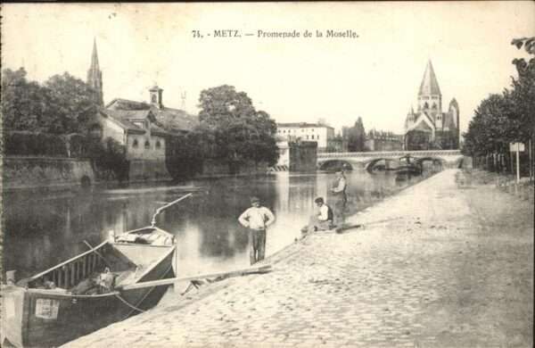 Metz  57 Moselle Promenade de la Moselle Boot Brücke